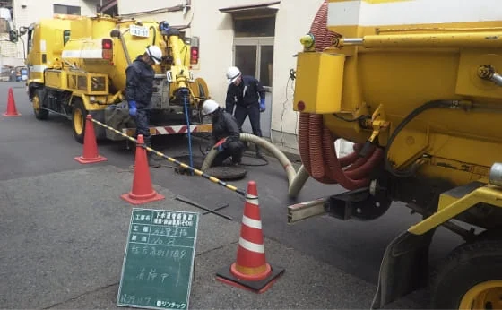 下水道管路施設浚渫清掃業務 施工写真 3