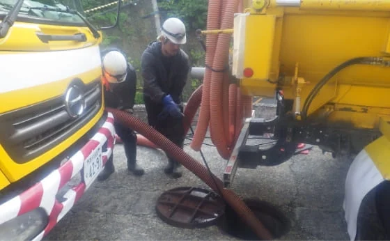 下水道管路施設浚渫清掃業務 施工写真 4
