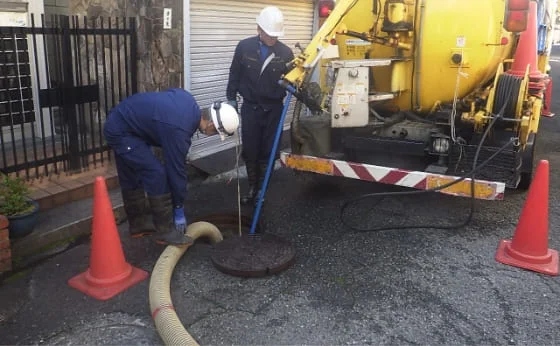 下水道管路施設浚渫清掃業務 施工写真 2